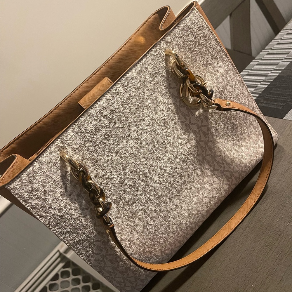 MICHAEL KORS 
Chic Tan and Cream Women's Tote Bag